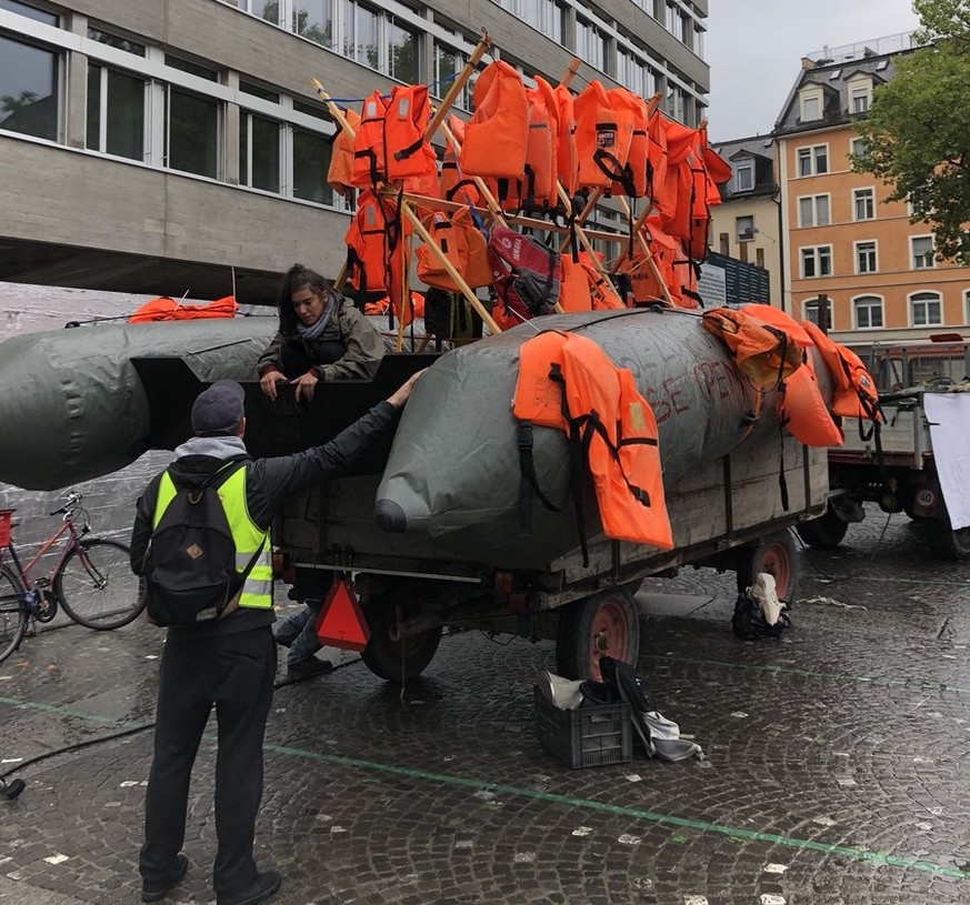 Ein Boot symbolisiert das Sterben auf dem Mittelmeer.