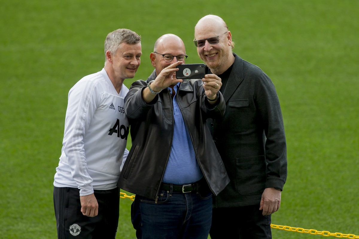 Manchester United's coach Ole Gunnar Solskjaer, left, takes a selfie with Manchester United owners Joel Glazer, centre, and Avram Glazer during the training session at the at the Camp Nou stadium ...