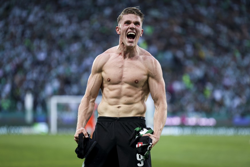 epa12110625 Sporting CP&#039;s Viktor Gyokeres celebrate scoring the 2-0 goal during the Portuguese First League soccer match between Sporting CP and Vitoria FC, in Lisbon, Portugal, 17 May 2025. EPA/ ...