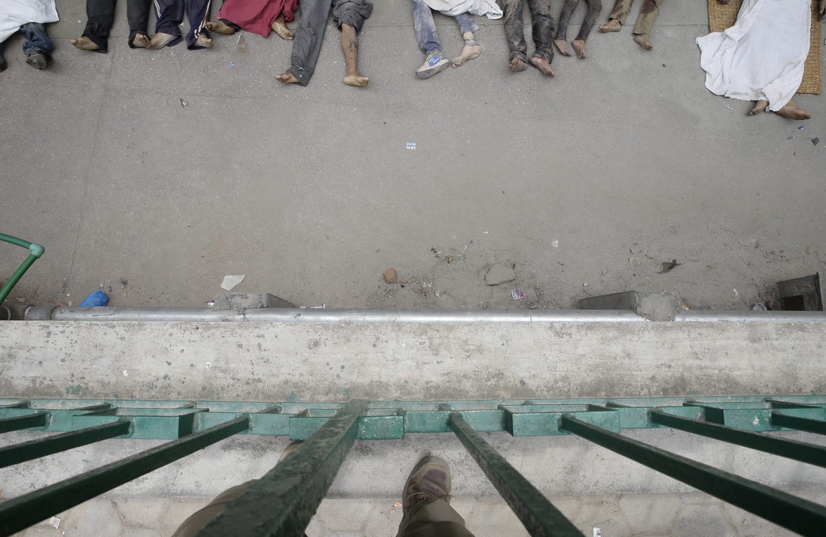 Tote werden beim Bir Hospital in Kathmandu notdürftig aufgebahrt.