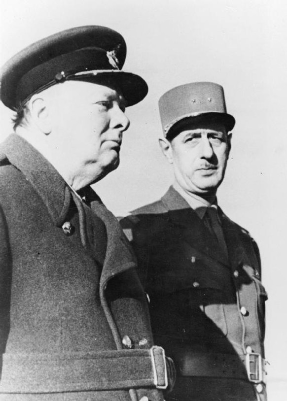 Der Premierminister Winston Churchill (in der Uniform seines Luftkommandos) und General Charles De Gaulle überprüfen französische Soldaten bei ihrem Treffen in Marrakesch, Marokko, am 13. Januar 1944.