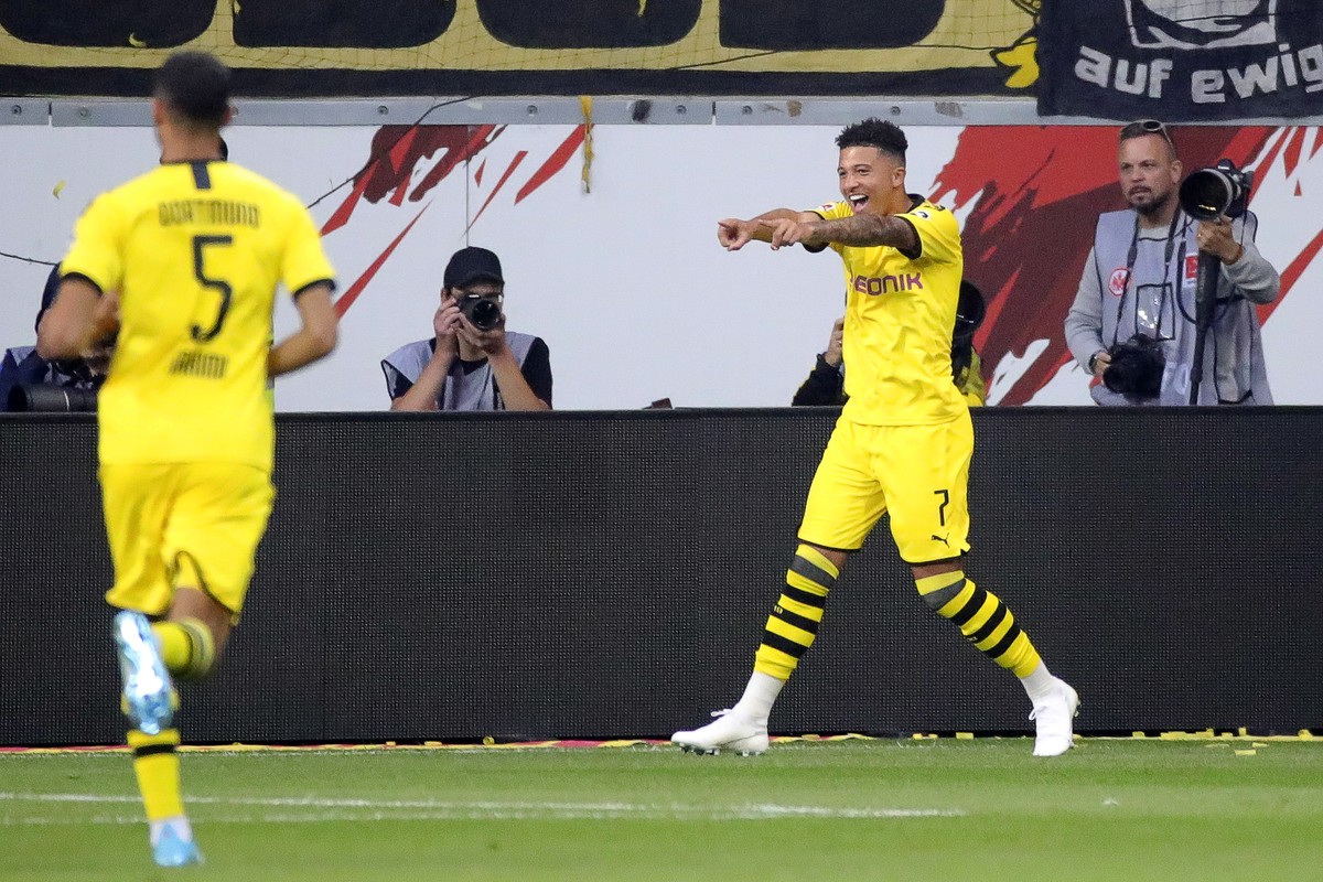 epa07861958 Dortmund's Jadon Sancho (R) celebrates after scoring the 2-1 lead during the German Bundesliga soccer match between Eintracht Frankfurt and Borussia Dortmund in Frankfurt Main, German ...