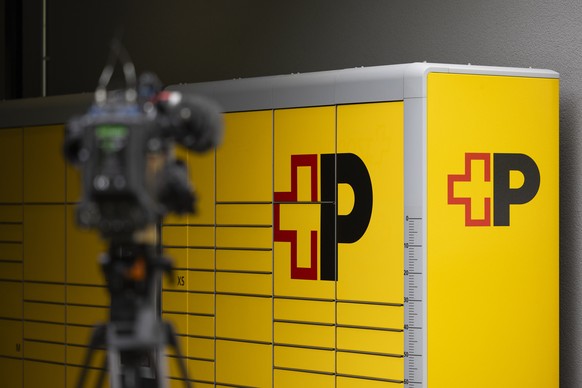 Eine TV-Kamera steht vor Postfaechern, vor einem Interview mit Roberto Cirillo, CEO Schweizerische Post, am Mittwoch, 29. Mai 2024, in Bern. Die Post gab heute die Schliessung von 170 Poststellen beka ...