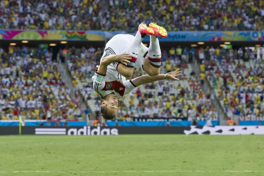 Miroslav KLOSE GER macht nach seinem Tor zum 2:2 Ausgleich einen Salto Klose-Salto Deutschland GER - Ghana GHA 2:2, Vorrunde Gruppe G, Spiel 29, am 21.06.2014 in Fortaleza Fussball Weltmeisterschaft 2 ...
