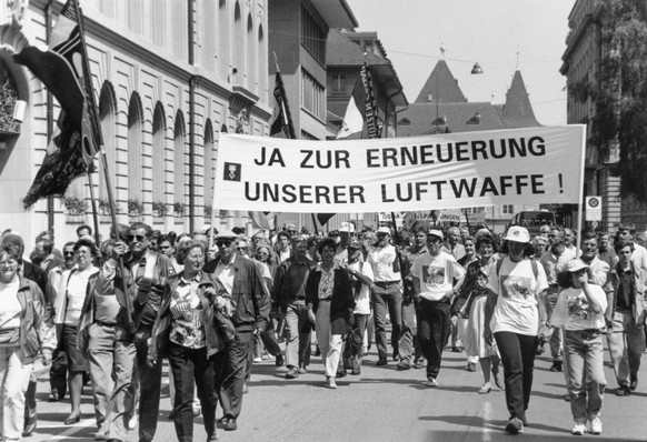 Am 21. Mai 1993 zieht ein Demonstrationszug von Armee-Befuerwortern durch Bern und proklamiert das Nein gegen die am 6. Juni zur Abstimmung vorliegenden Armee-Initiativen "Fuer eine Schweiz ohne  ...