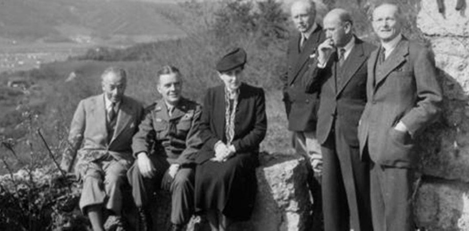 Fünf auf Schloss Itter Gefangene posieren nach ihrer Befreiung mit dem US-General McAuliffe (2.v.l.): Paul Reynaud, Marie-Renée-Joséphine Weygand, Maurice Gamelin, Edouard Daladier und Maxime Weygand. 