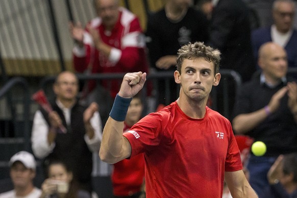 Switzerland&#039;s Henri Laaksonen reacts during the fourth match of the Davis Cup world group playoffs between Switzerland and Belarus, in Biel, Switzerland, Sunday, Sept. 17, 2017. (Alexandra Wey/Ke ...