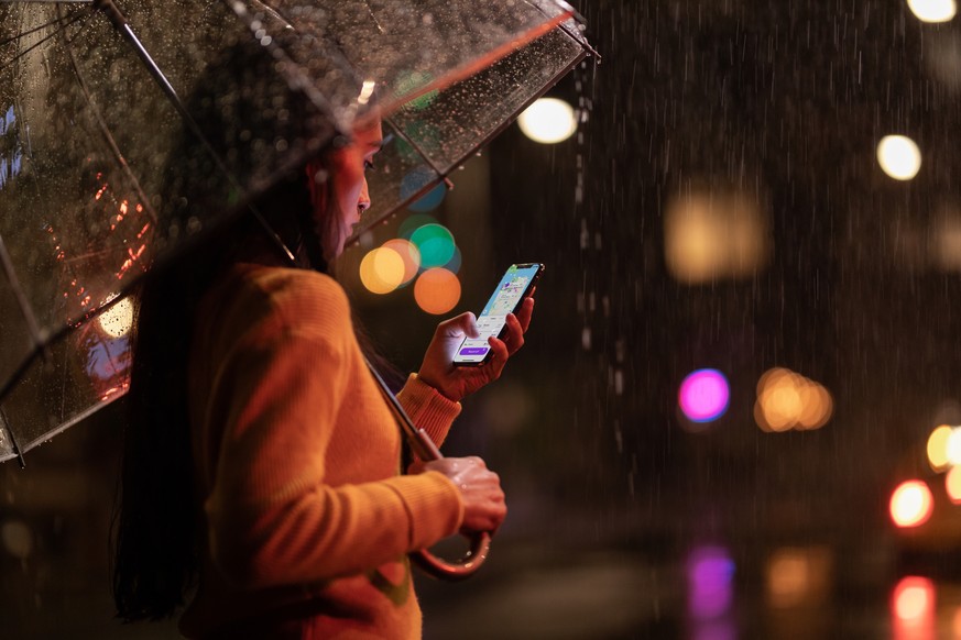 Surfing in the Rain. Einhändig?! Die Frau sollte ihr «XS Max» gut festhalten.