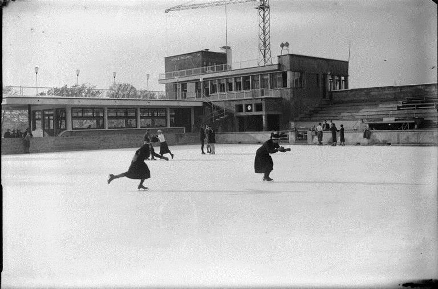 1933: Aufrichte Eisbahn Ka-We-De, Eiskunstläufer auf dem Eisfeld, Restaurant im Bau.