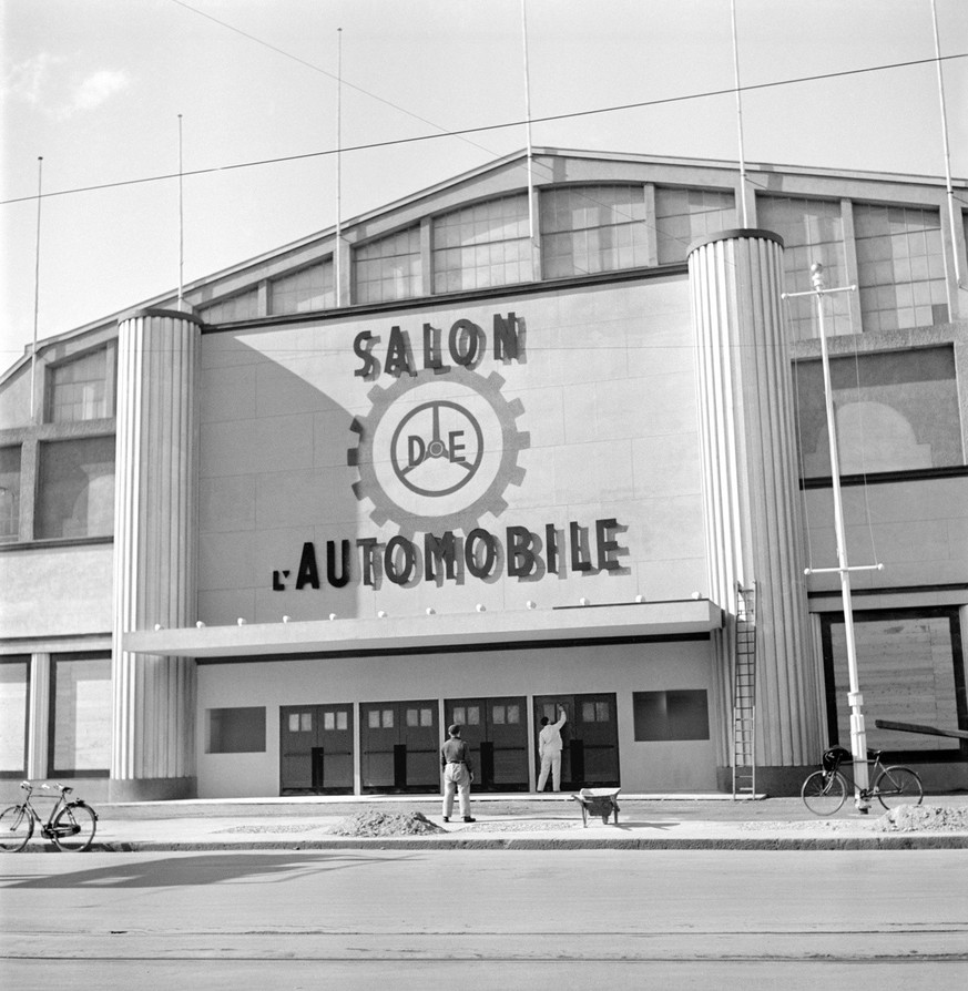 Eine Halle des Auto-Salons in Genf, Schweiz, aufgenommen 1939, vor der Eroeffnung der Ausstellung. (KEYSTONE/PHOTOPRESS-ARCHIV/Str)