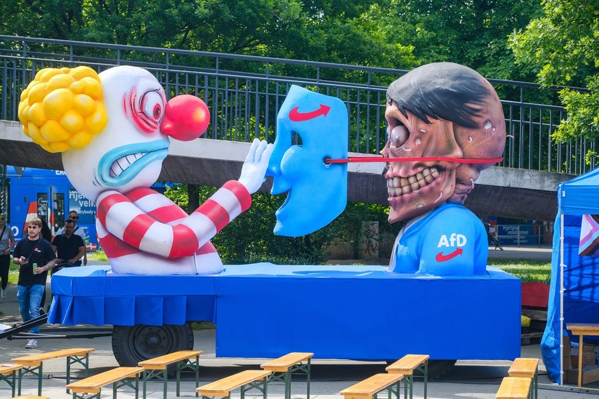 D�sseldorf 01.05.2024 Maidemo 1. Mai Mai-Demo Gewerkschaften verdi ver.di Demonstration DGB AFD Karnevalswagen Rosenmontagszug Jacques Tilly D�sseldorf Nordrhein-Westfalen Deutschland *** D�sseldorf 0 ...