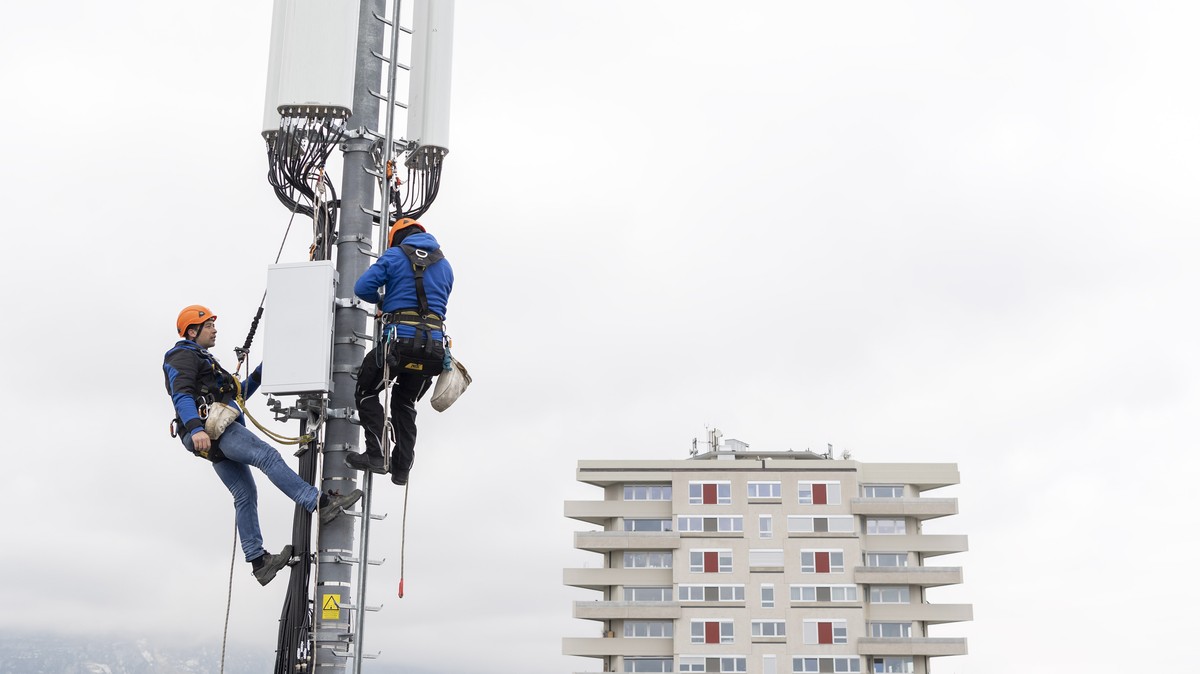 ARCHIVBILD ZUR NATIONALEN KUNDGEBUNG "STOP 5G", AM FREITAG, 10. MAI 2019 IN BERN ---- Deux employes de l'entreprise Axians installent une antenne 5G de communication pour les mobiles su ...