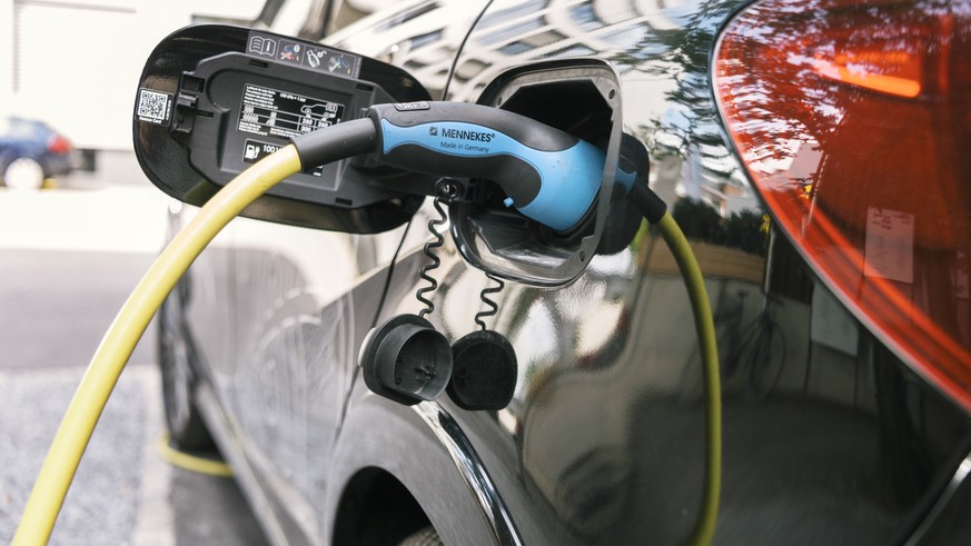 ZU STROMTANKSTELLEN IN DER SCHWEIZ STELLEN WIR IHNEN HEUTE, DONNERSTAG, 20. JULI 2017, FOLGENDES NEUES BILDMATERIAL ZUR VERFUEGUNG --- A nozzle of an electric vehicle charging station is plugged into  ...