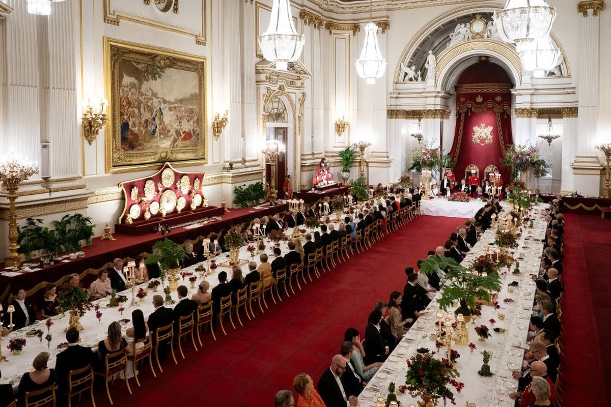 LONDON, ENGLAND - NOVEMBER 21: A general view as King Charles III speaks at the state banquet at Buckingham Palace for the state visit to the UK by President of South Korea Yoon Suk Yeol and his wife  ...