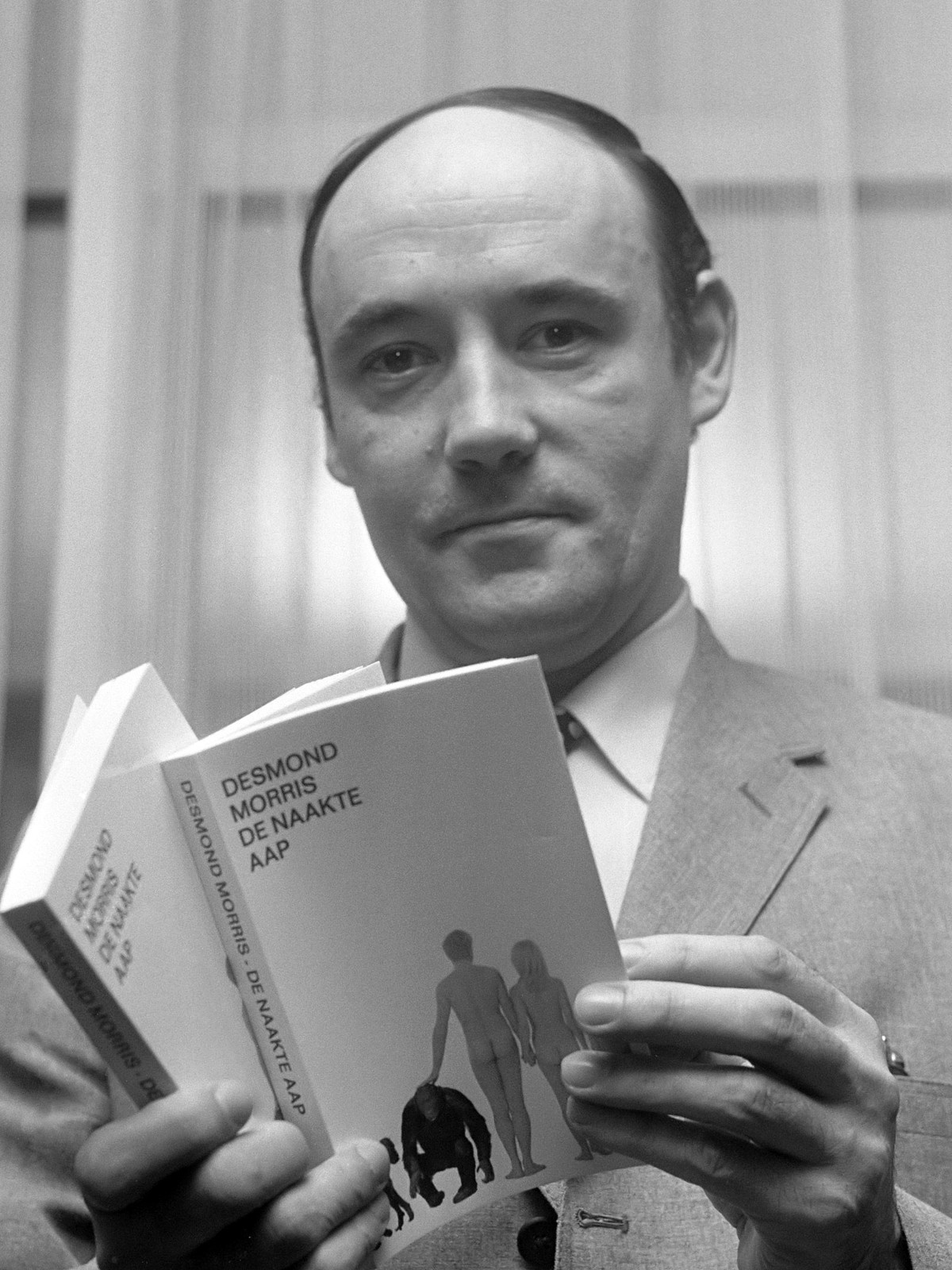 Desmond Morris (Amerikaan) met zijn boek "De Naakte Aap in Amsterdam*5 november 1969