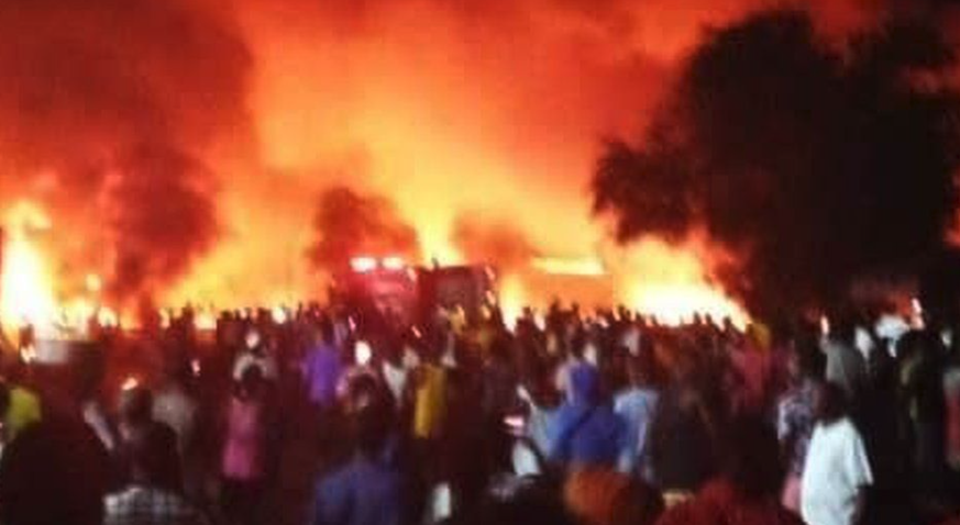 Knapp hundert Menschen starben bei Freetown nach einer Explosion eines Tanklasters. 