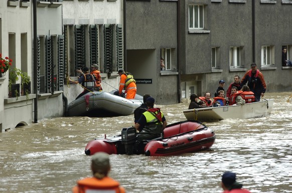 ZUR MEDIENKONFERENZ DES KANTONS BERN 10 JAHRE NACH HOCHWASSSER 2005  BILANZ UND AUSBLICK STELLEN WIR IHNEN AM MONTAG, 17. AUGUST 2015, FOLGENDES ARCHIVBILD ZUR VERFUEGUNG - Firemen and civil protec ...