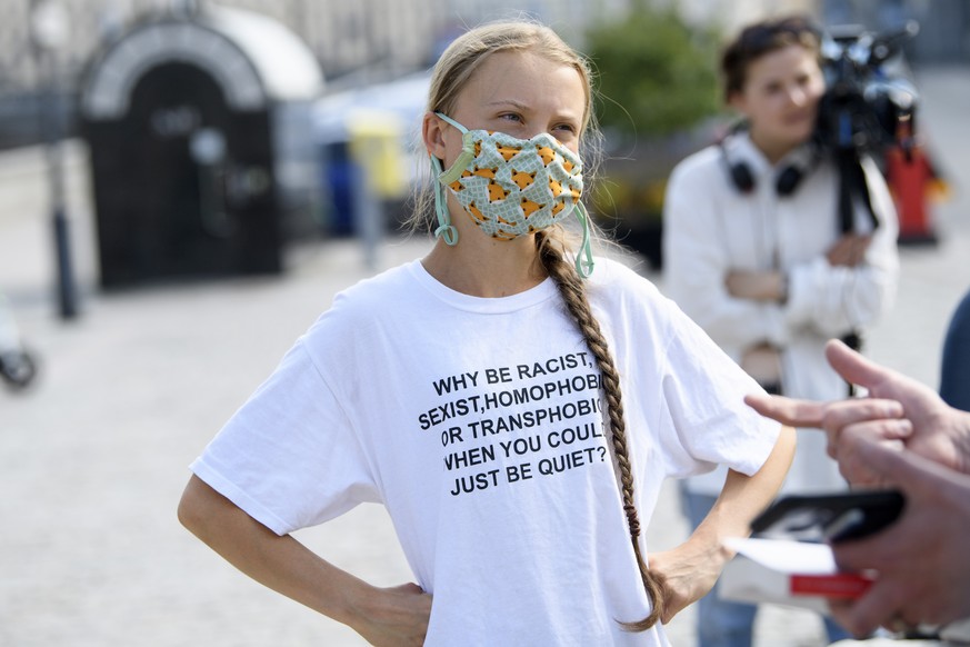 epaselect epa09282265 Swedish climate activist Greta Thunberg and other climate protesters gather for a protest against climate change outside the Swedish parliament building in Stockholm, Sweden, 18  ...