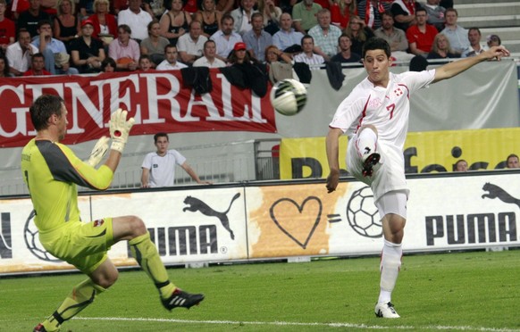 epa02282888 Moreno Costanzo (R) of Switzerland scores during the friendly soccer match Austria vs Switzerland, at the Woerthersee stadium in Klagenfurt, Austria, 11 August 2010. EPA/GERT EGGENBERGER