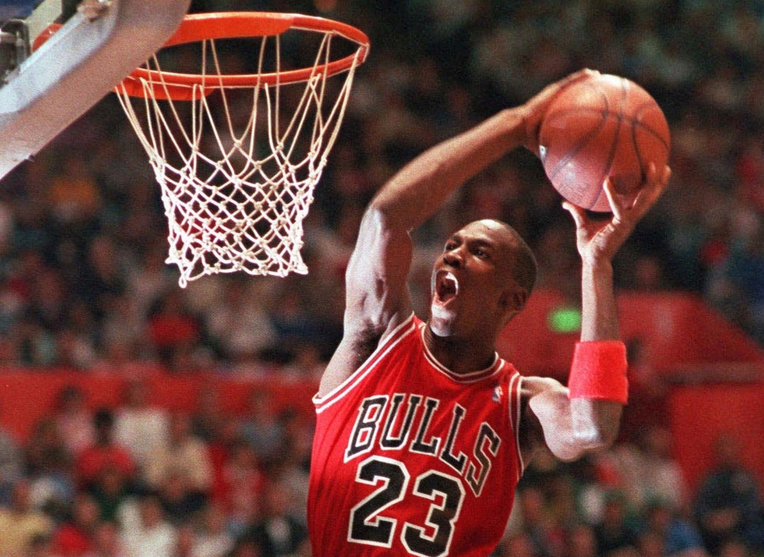 Chicago Bulls&#039; Michael Jordan takes part in the NBA All-Star Slam Dunk contest in Seattle in this February 7. 1987, photo. . (KEYSTONE/AP Photo/Kirthmon Dozier)