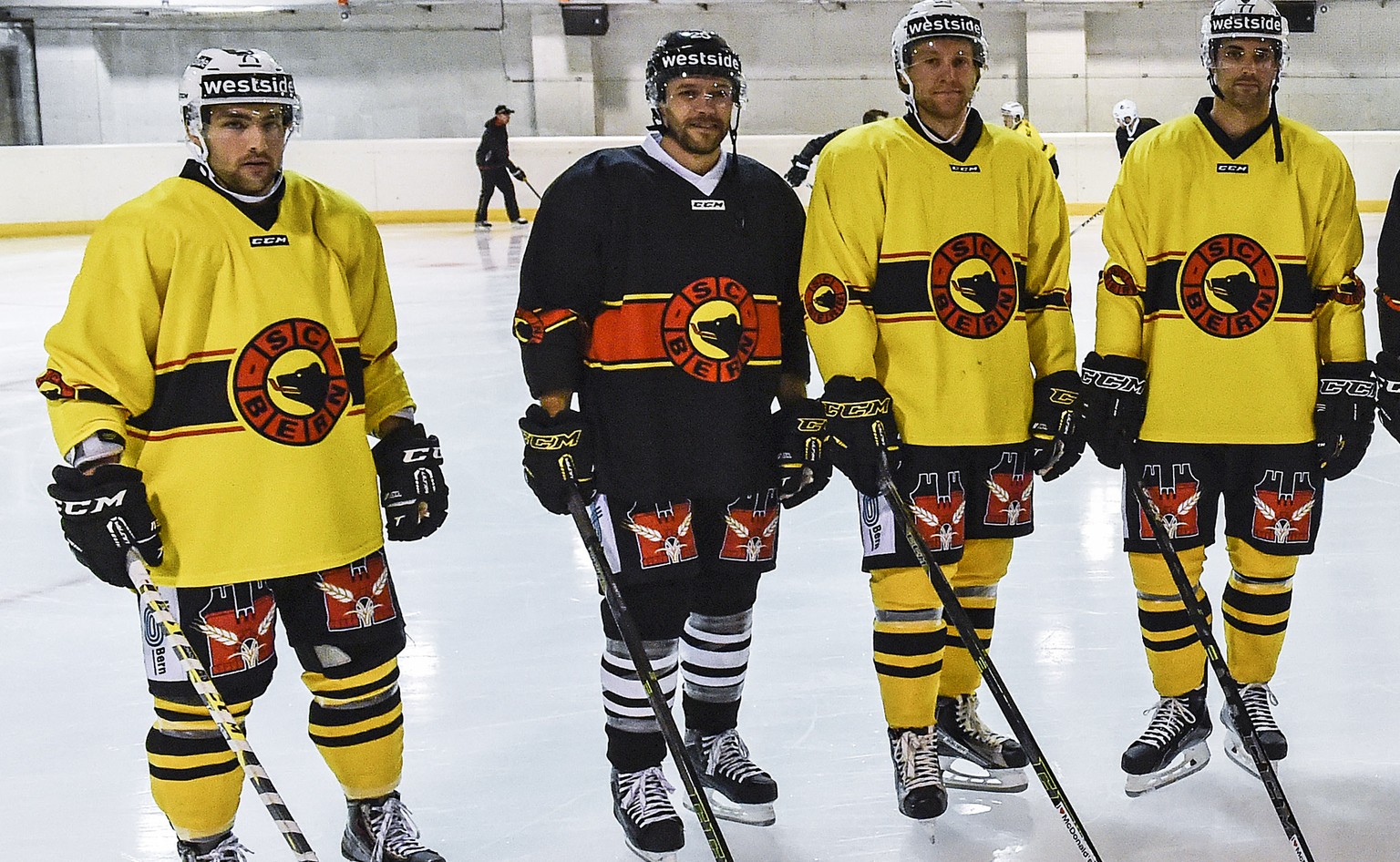 Der SC Bern geht mit drei neuen ausländischen Stürmern in die neue Saison: Cory Cronacher (1.v.l.), Andrew Ebbett (2.v.l.) und Trevor Smith (4.v.l.) sollen für Spektakel sorgen.