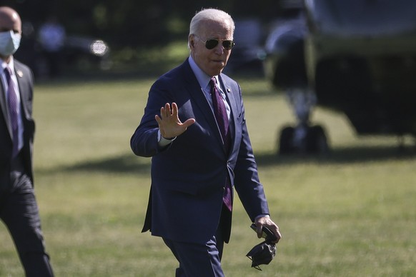 epa09210521 US President Joe Biden waves as he arrives at the Ellipse near the White House, in Washington, DC, USA, 18 May 2021. EPA/Oliver Contreras / POOL