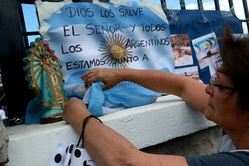 epa06344593 A woman leaves a message to crew members of the ARA San Juan submarine outside Navy Base in Mar del Plata, Argentina, 22 November 2017. ARA San Juan is a submarine which has been declared  ...