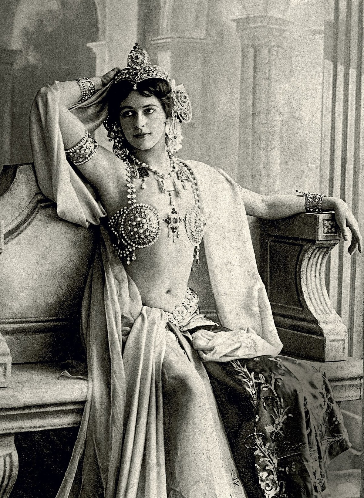 Mata Hari (malaiisch „Sonne“, wörtlich „Auge des Tages“) war der Künstlername der niederländischen Tänzerin Margaretha Geertruida Zelle (* 7. August 1876 in Leeuwarden; † 15. Oktober 1917 in Vincennes ...