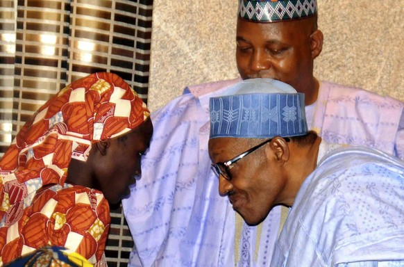 Nigerias Präsident empfängt das erste der aus den Händen von Boko Haram befreiten Mädchen.
