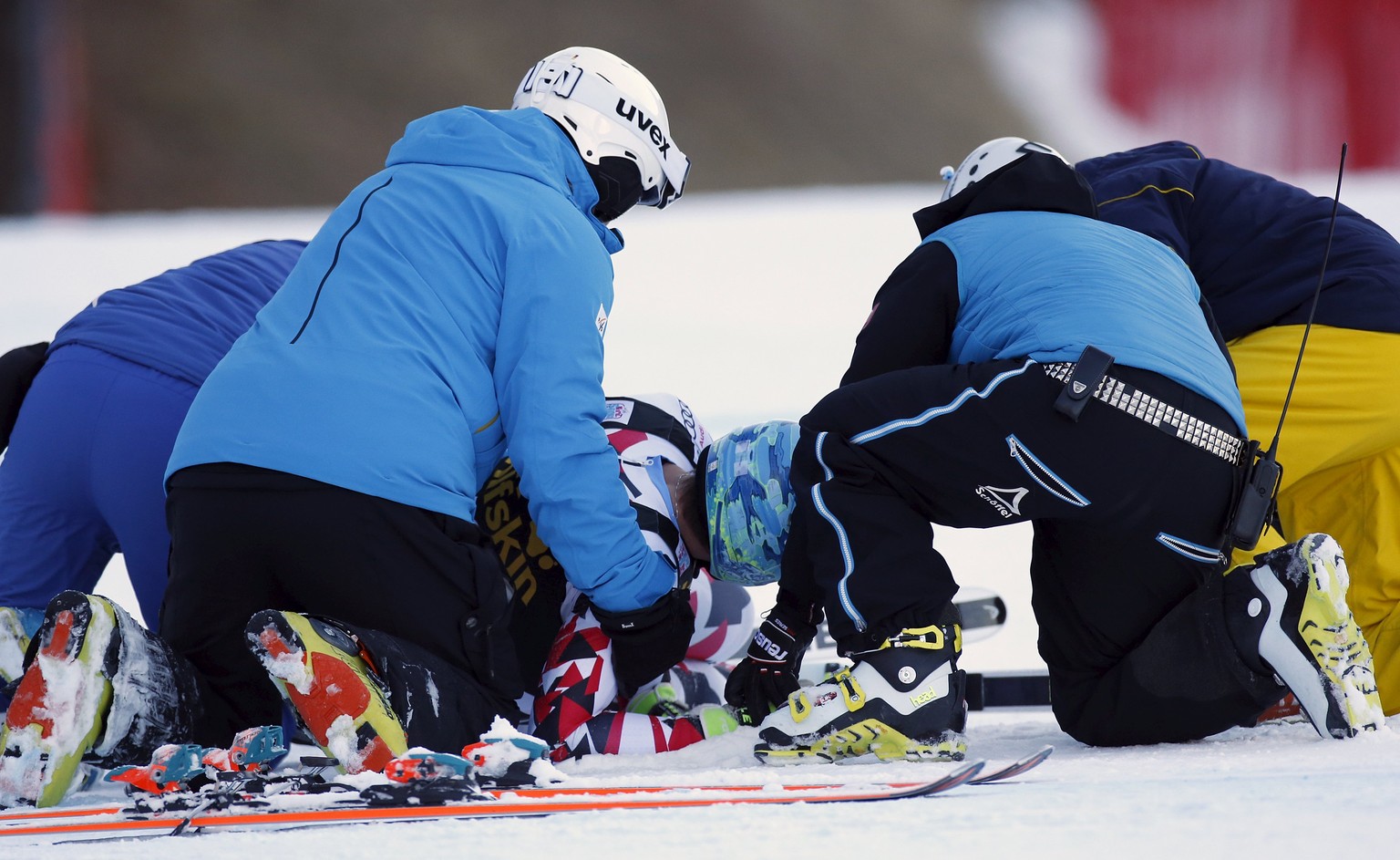 Matthias Mayer wurde nach seinem Sturz minutenlang auf der Rennstrecke behandelt.