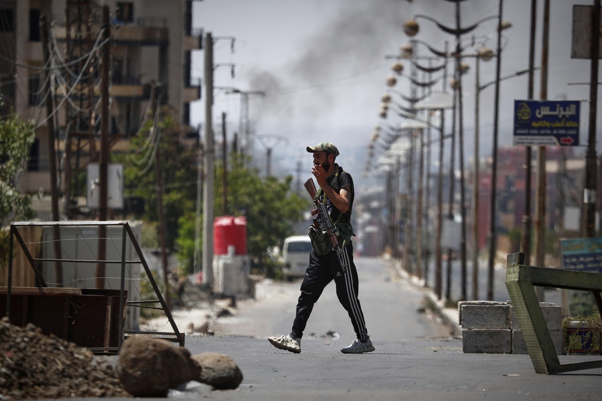 A Druze militiaman mans a checkpoint following last week's sectarian clashes in the Druze-majority town of Sweida, Syria, Friday, July 25, 2025. (AP Photo/Omar Sanadiki)
Syria Clashes