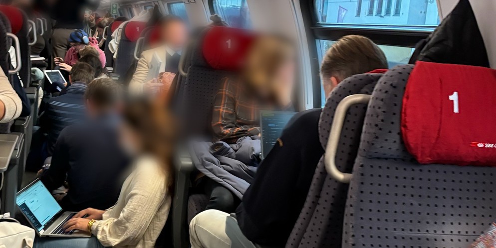 Die Zugstrecke Zürich-Bern ist in Stosszeiten sehr gefragt. Wenn dann noch einer ausfällt, ist der Entlastungs-Intercity oft überfüllt. Das erlebte am Donnerstagmorgen auch eine ZüriReporterin in der  ...