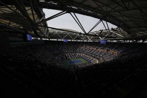 epa06976975 Stan Wawrinka of Switzerland plays Grigor Dimitrov of Bulgaria in Arthur Ashe Stadium during the first day of the US Open Tennis Championships the USTA National Tennis Center in Flushing M ...