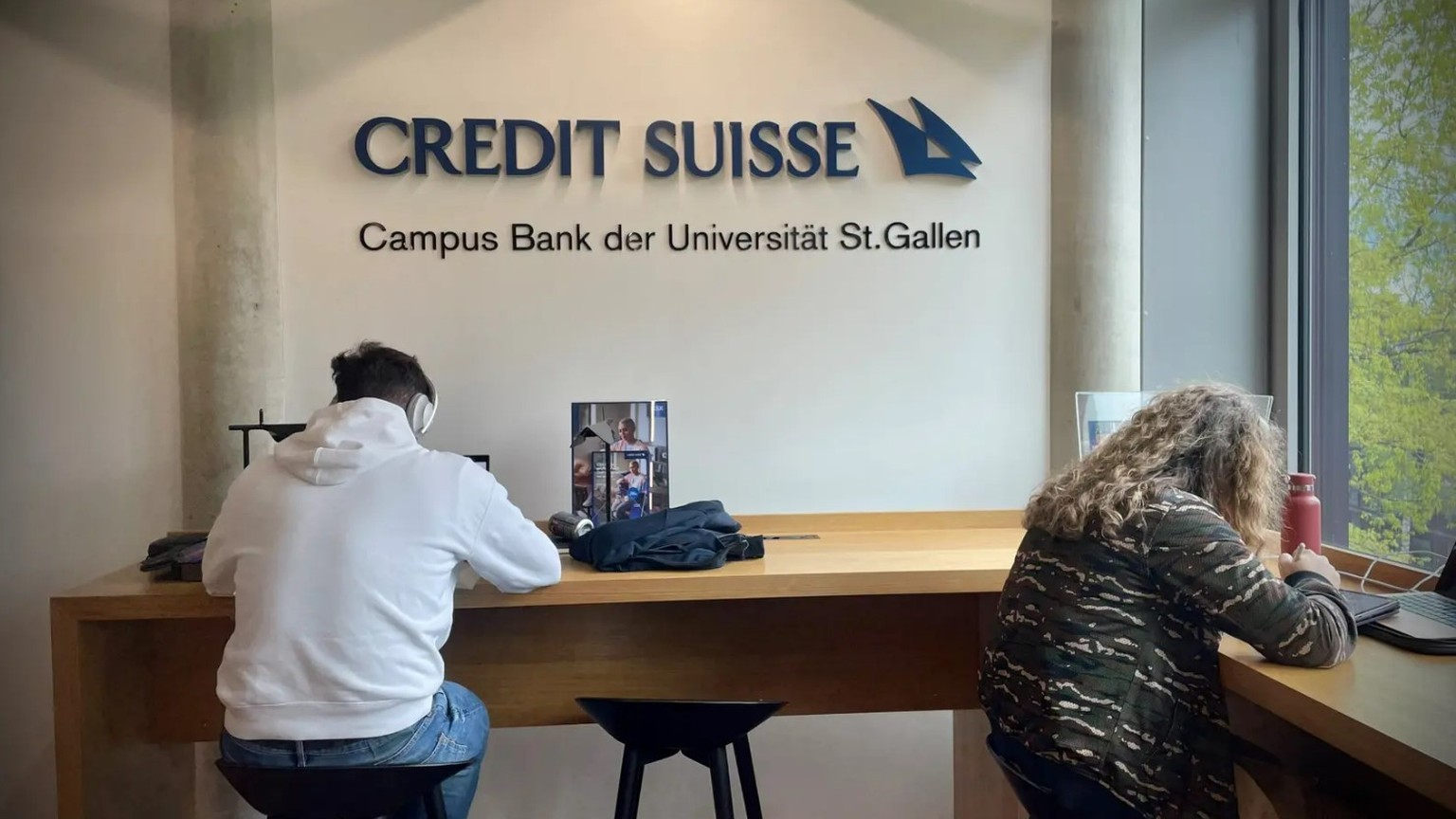 Diesen exklusiven Werbeauftritt hat sich die Credit Suisse in der Universität St. Gallen gesichert.