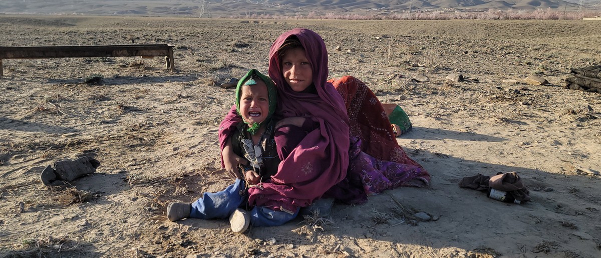 epa09823987 Nomad families wait to cross into Afghanistan near Pakistan-Afghanistan border as they migrate, on the outskirts of Quetta, Pakistan, 14 March 2022. Throughout their lives, Nomad people ne ...