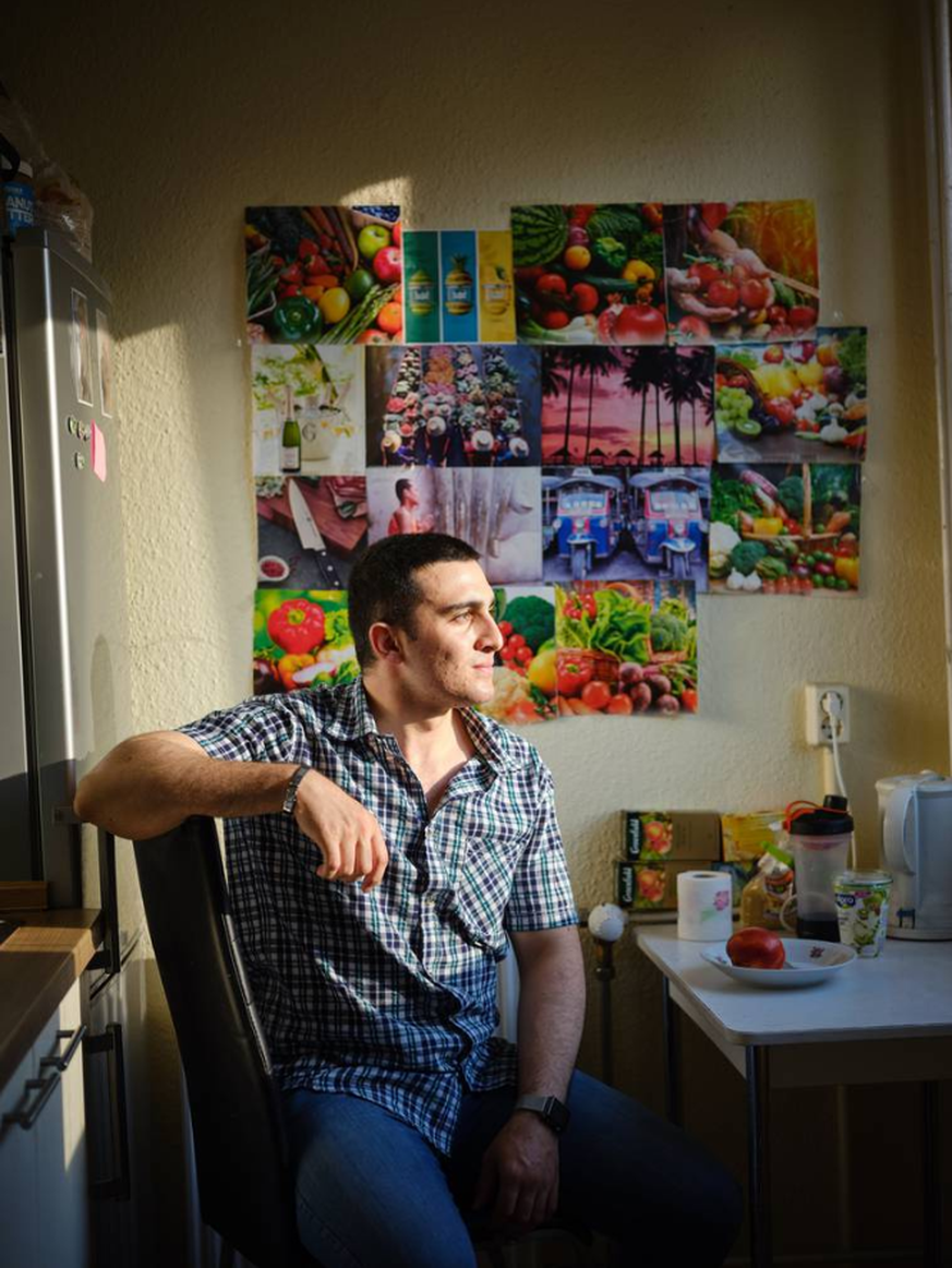 Anas Modamani in seiner Wohnung in Berlin Lichtenberg.