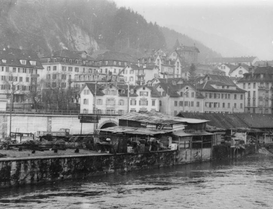 1942: Bahndamm aus Sicht der Reussinsel, Umbau und Erweiterung der Baselstrasse 85.