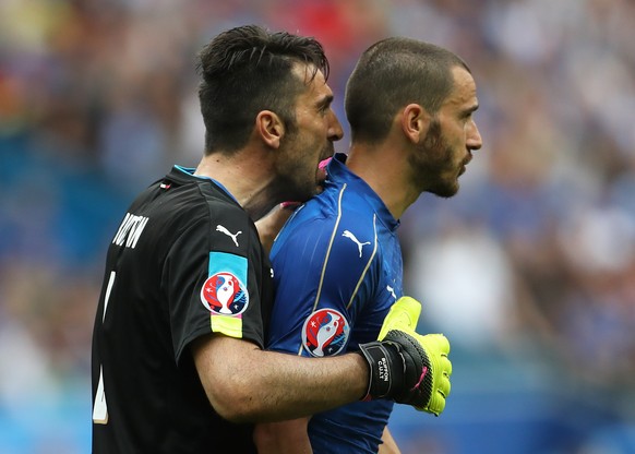 Football Soccer - Italy v Spain - EURO 2016 - Round of 16 - Stade de France, Saint-Denis near Paris, France - 27/6/16
Italy&#039;s Gianluigi Buffon with Leonardo Bonucci 
REUTERS/Lee Smith
Livepic