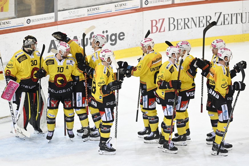 Berns Spieler jubeln nach dem Sieg im Qualifikations-Spiel der National League, zwischen den SCL Tigers und dem SC Bern, am Donnerstag 2. Maerz 2023, im Ilfisstadion in Langnau. (KEYSTONE/Marcel Bieri ...