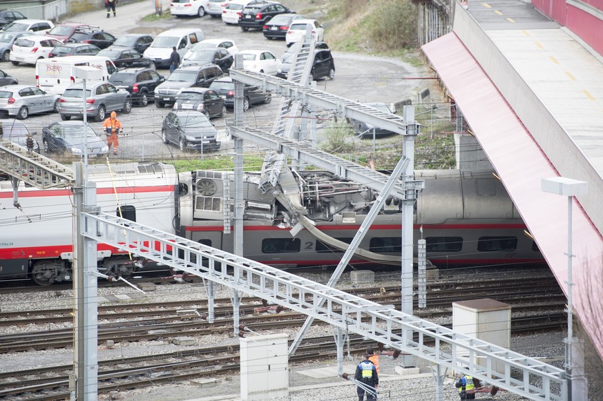 Ein umgekippter Wagen eines Eurocity-Neigezugs, aufgenommen am Mittwoch, 22. Maerz 2017, im Bahnhof in Luzern. Im Bahnhof Luzern ist am fruehen Mittwochnachmittag ein Eurocity-Neigezug bei der Ausfahr ...