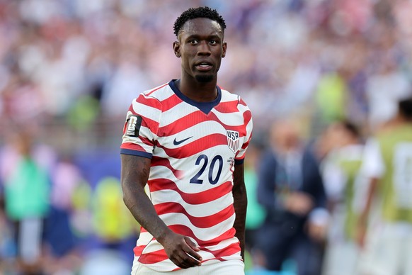 epa13079259 Folarin Balogun of USA leaves the pitch after receiving a red card during the FIFA World Cup 2026 Round of 32 match USA against Bosnia and Herzegovina, in San Francisco, Califronia, USA, 0 ...
