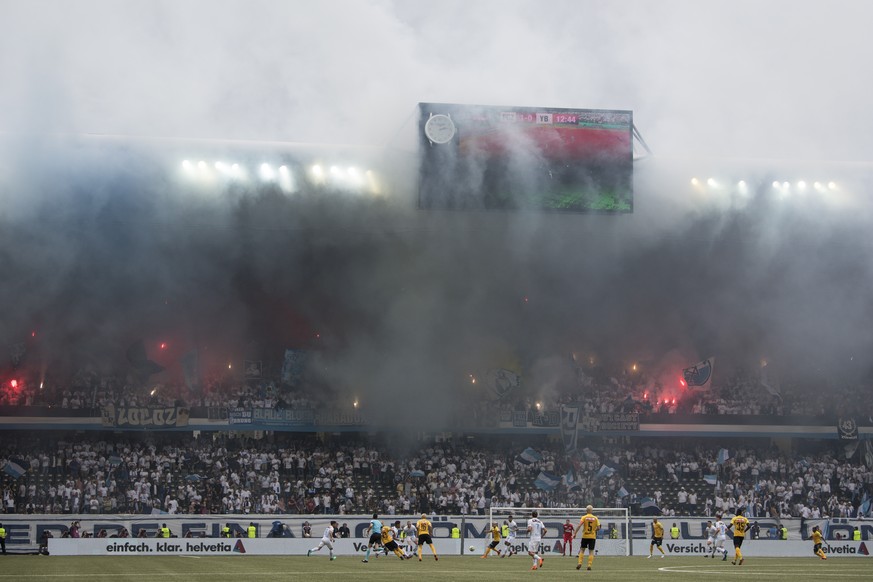 Zuerichs Fans zuenden Pyros im Schweizer Fussball Cupfinalspiel zwischen den Berner Young Boys und dem FC Zuerich, am Sonntag 27. Mai 2018, im Stade de Suisse in Bern. (KEYSTONE/Peter Schneider)