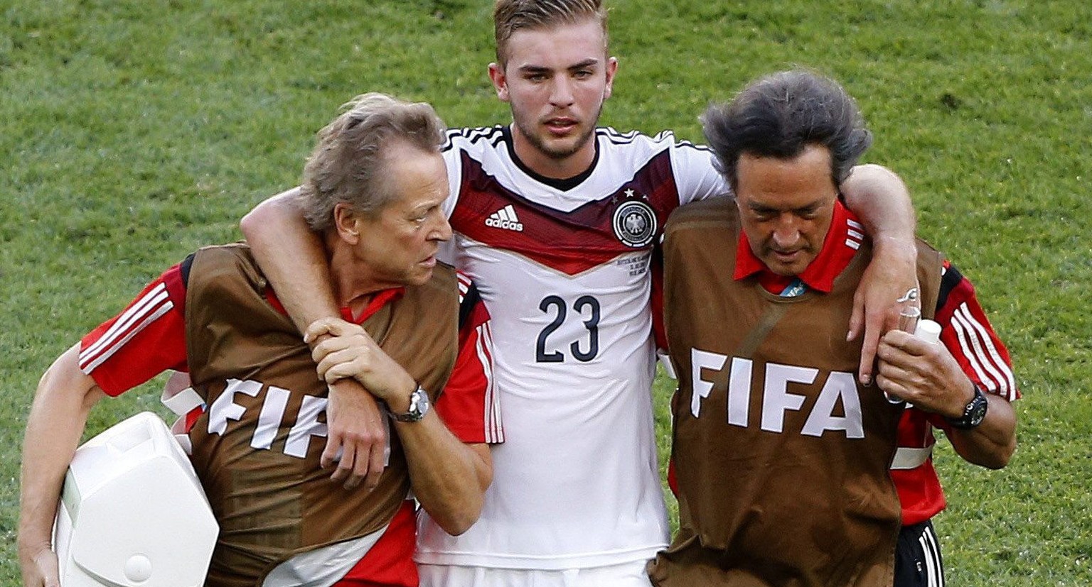 epa04314351 German player Christoph Kramer (C) is helped off the pitch during the FIFA World Cup 2014 final between Germany and Argentina at the Estadio do Maracana in Rio de Janeiro, Brazil, 13 July  ...