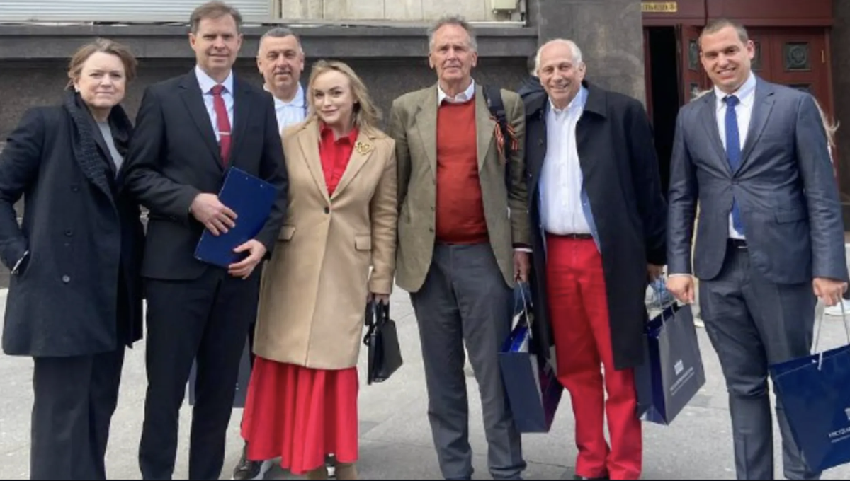 Zweifelhafte Gesellschaft: Die BSW-Abgeordneten Firmenich (l.) und von der Schulenburg (3.v.r.) mit Medwedtschuks Mitstreiterin Nadia Sass (M.) und Alexander von Bismarck (2.v.r.).