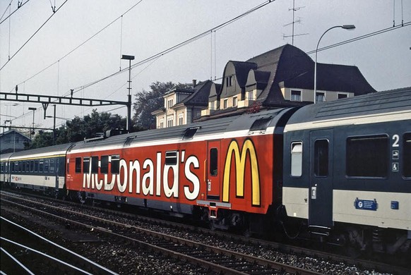 1994 gab es ein Zug-Restaurant. Später wurde das Projekt eingestellt. Unter anderem wegen&nbsp;Friteusengeruchs, der sich im ganzen Zug ausbreitete.&nbsp;