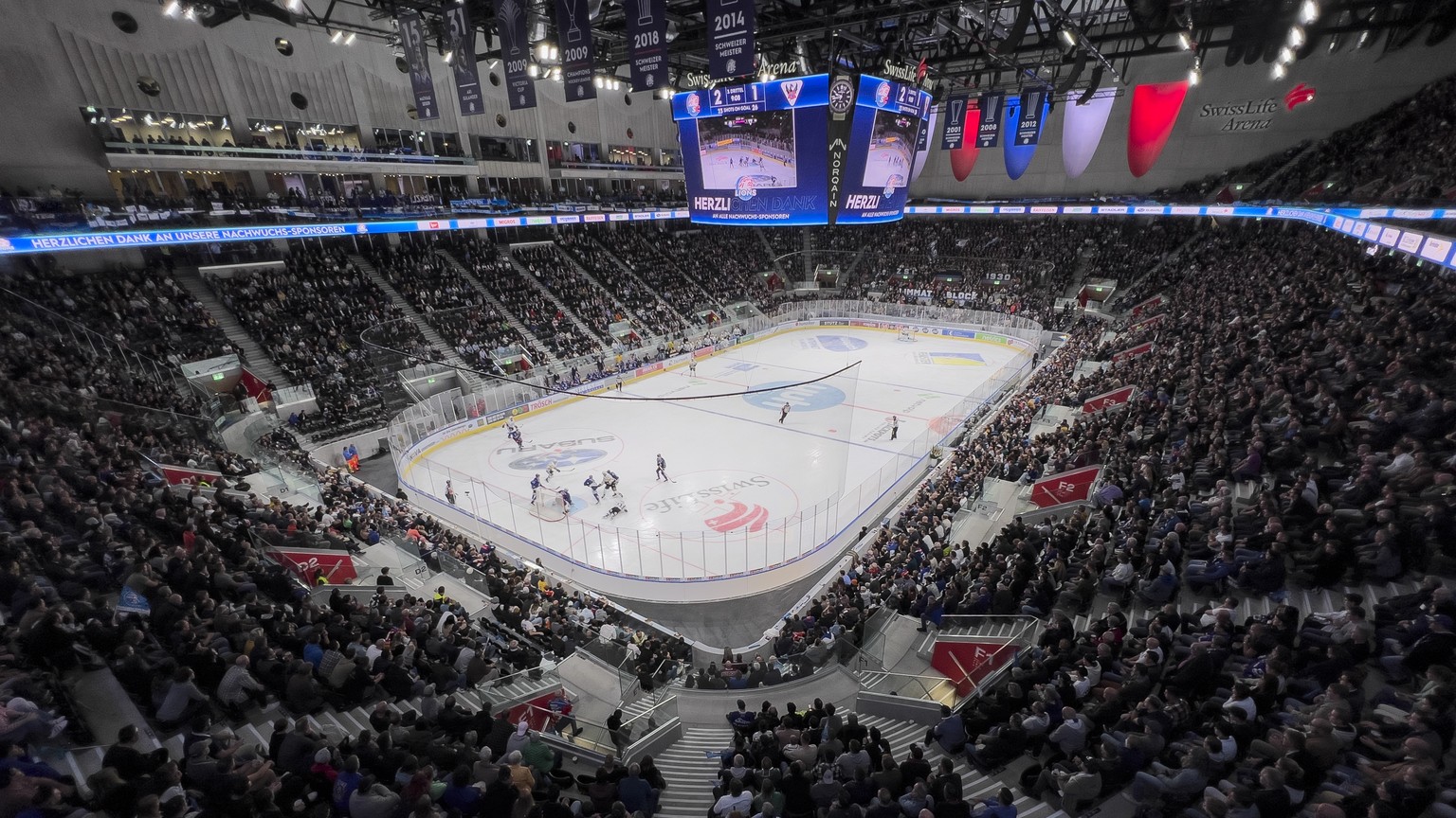 Besucher verfolgen das Eishockeyspiel der National League zwischen den ZSC Lions und dem HC Fribourg-Gotteron am Dienstag, 18. Oktober 2022, in der Swiss Life Arena in Zuerich. (KEYSTONE/Ennio Leanza)