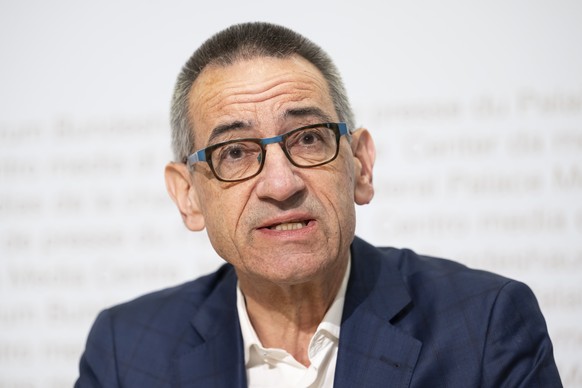 Oberst i Gst Stefan Holenstein, Praesident Verband Militaerischer Gesellschaften Schweiz (VMG), spricht waehrend einer Medienkonferenz des Ja-Komitees fuer die Reform des Zivildienstes, am Freitag, 17 ...
