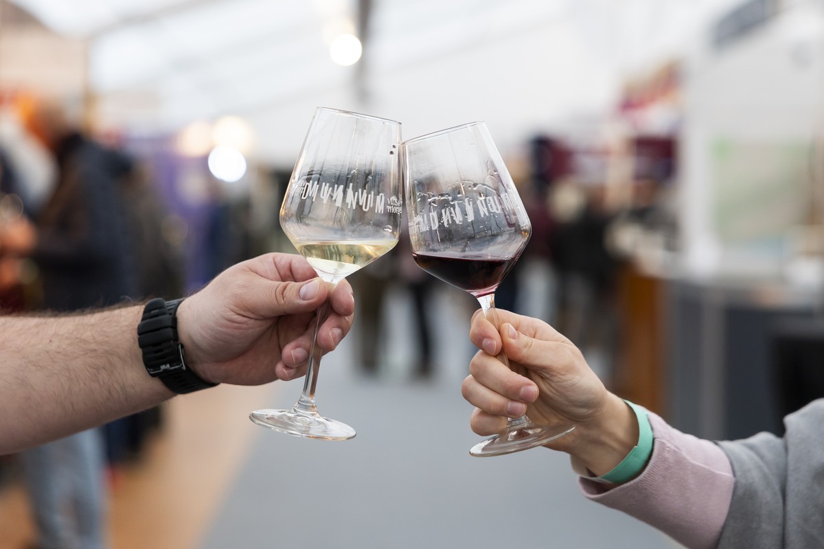 Des visiteurs degustent un verre de vin lors de la 9eme edition du salon des vins Divinum ce mercredi 25 mars 2026 a morges. Divinum ouvre ses portes du 25 au 30 mars, il reunit 2750 vins de 150 caves ...
