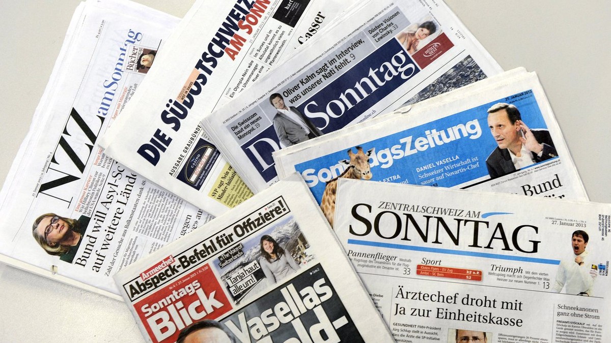 Exemplare verschiedener Sonntagszeitungen liegen auf einem Tisch, aufgenommen in Zuerich, am Mittwoch, 30. Januar 2013. Die beiden Sonntagszeitungen "Der Sonntag" der Aargauer AZ Medien und  ...