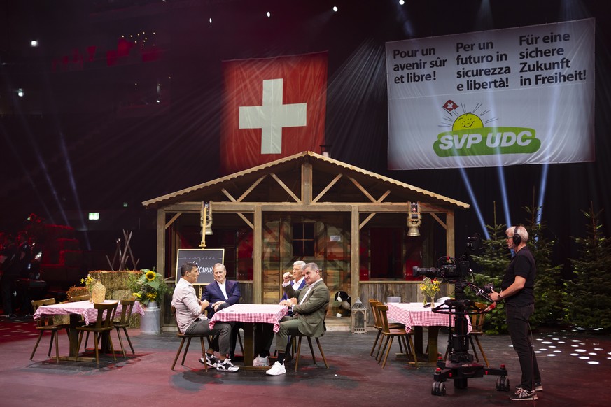 Moderator Roman Kilchsberger spricht mit Walter Frey, Verwaltungsratspraesident ZSC Lions, Rolf Doerig, Verwaltungsratspraesident SwissLife und Peter Spuhler, links nach rechts, beim Wahlauftakt Anlas ...